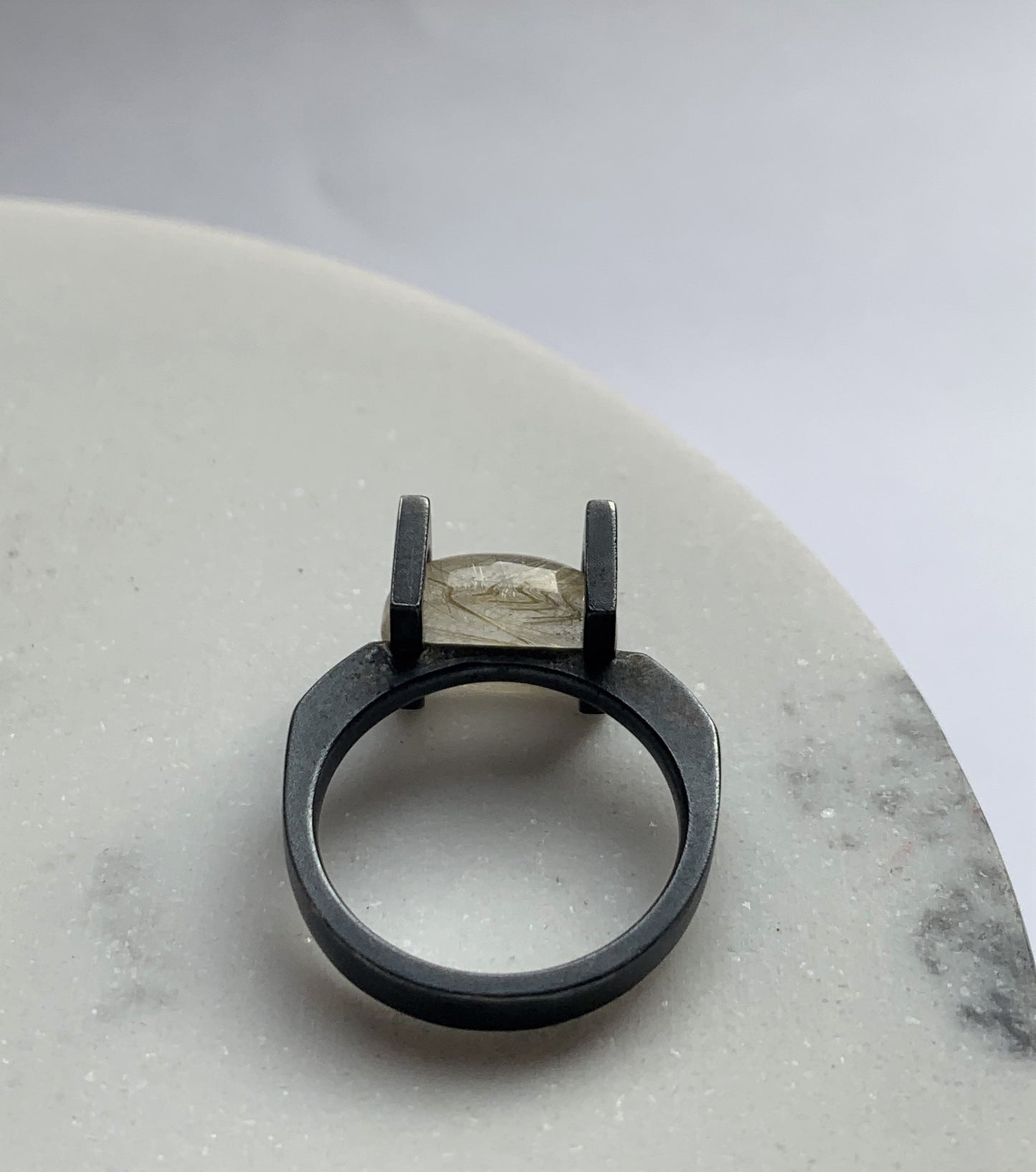 Oval golden rutilated quartz moving stone ring